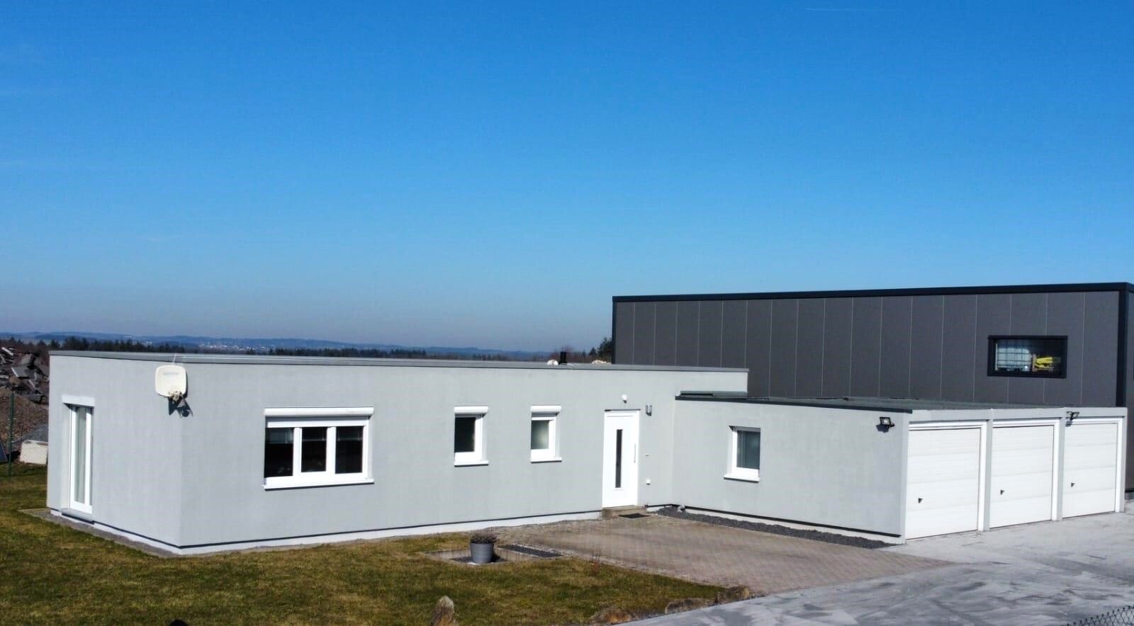 Wohnhaus mit den drei Garagen 