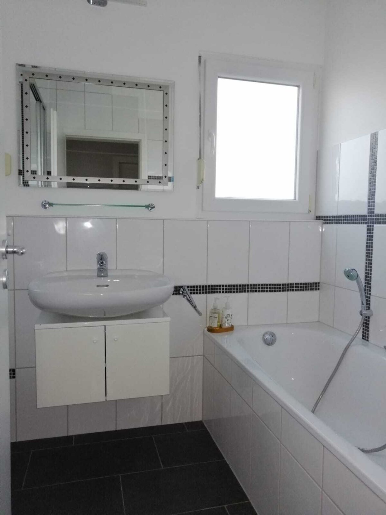 Bad (4,67qm) Dusche, Badewanne, WC, Fenster Bad (4,67qm) Dusche, Badewanne, WC, Fenster