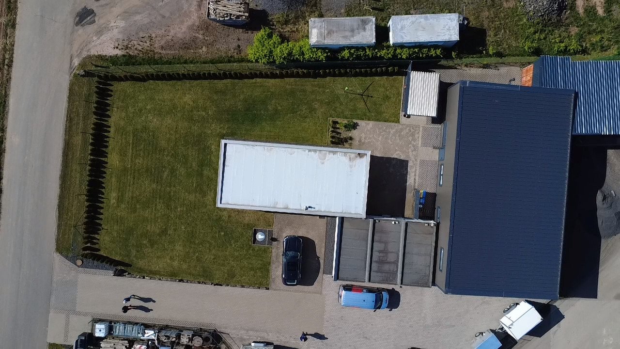 Luftaufnahme Wohnhaus, Halle, Garagen, Garten Luftaufnahme Wohnhaus, Halle, Garagen, Garten