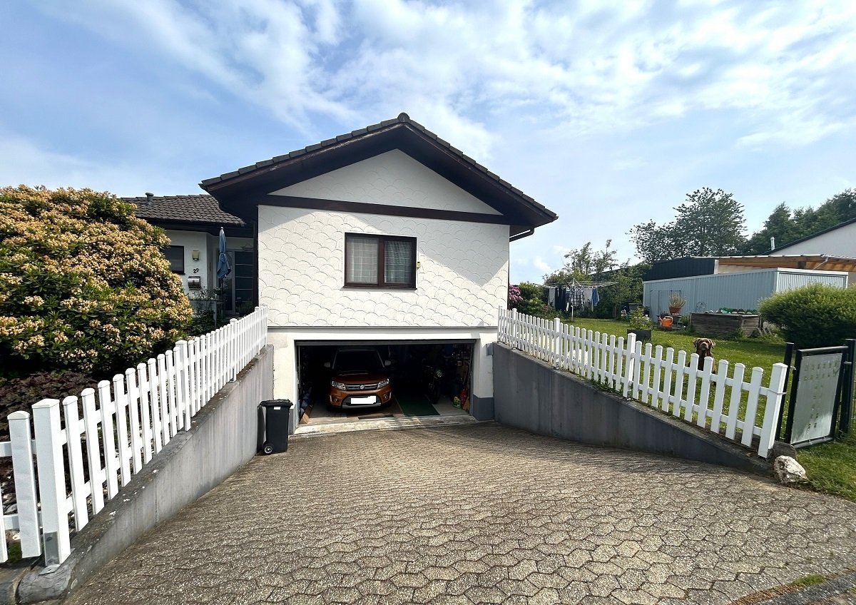 Doppelgarage mit weitern zwei Stellplätzen davor Doppelgarage mit weitern zwei Stellplätzen davor