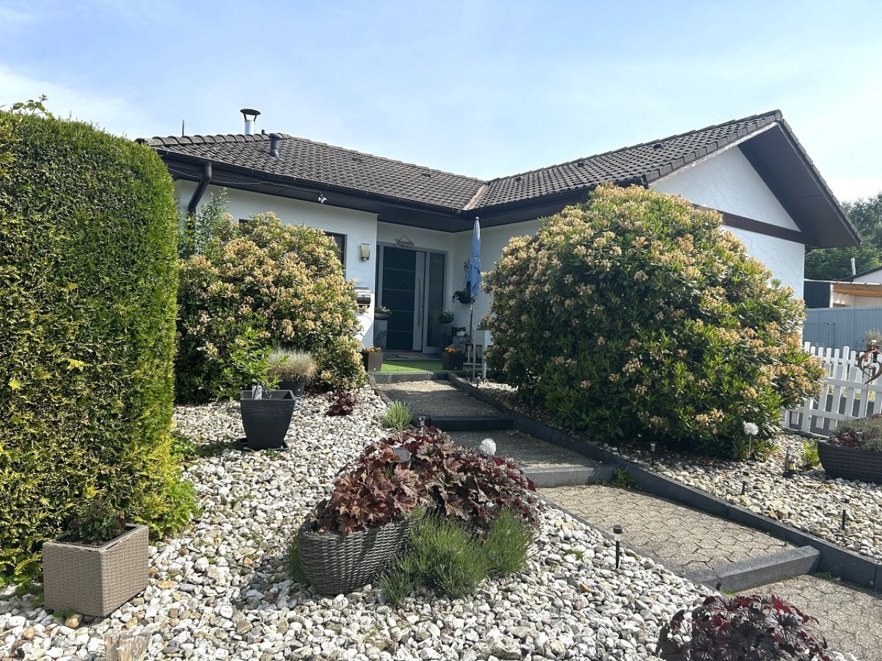 Eingang von der Straße aus Eingang von der Straße aus