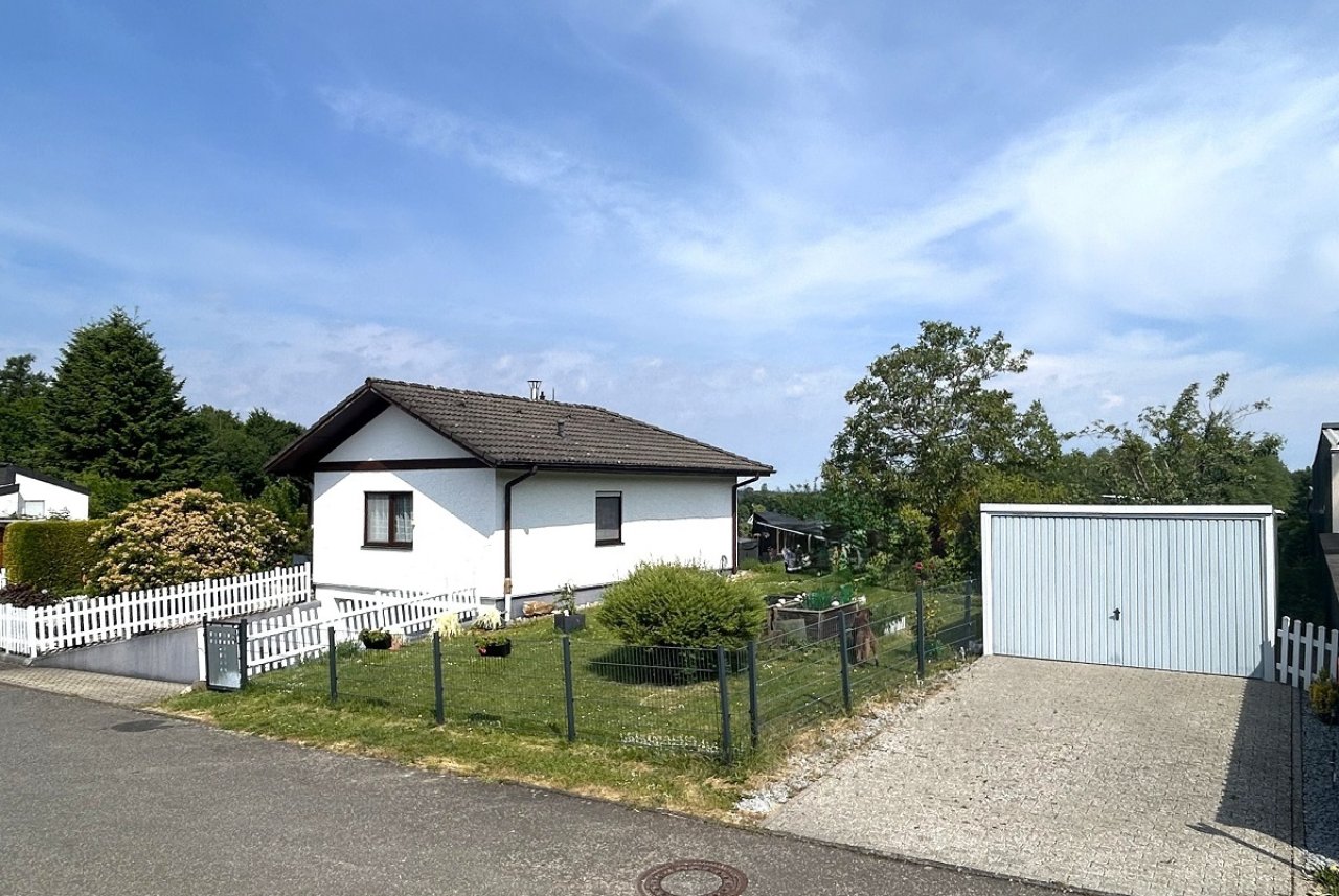 weitere Garage mit einem weiteren Stellplatz davor weitere Garage mit einem weiteren Stellplatz davor