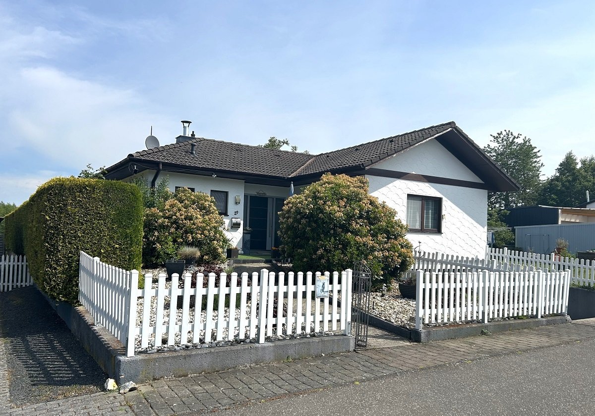 Straßenansicht mit 2 Garagen und 3 Stellplätze Straßenansicht mit 2 Garagen und 3 Stellplätze