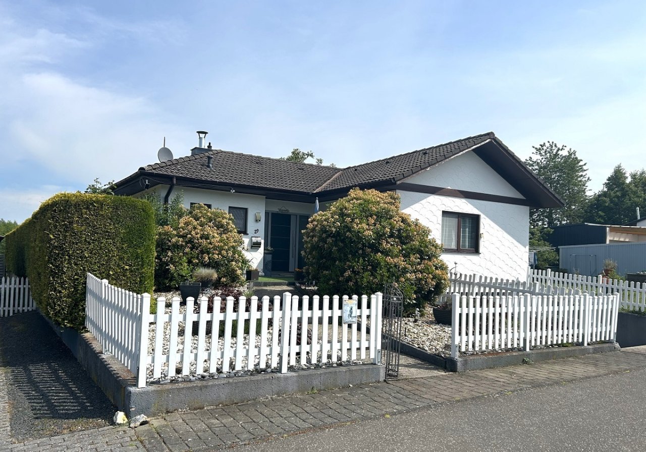 Straßenansicht mit 2 Garagen und 3 Stellplätze Straßenansicht mit 2 Garagen und 3 Stellplätze