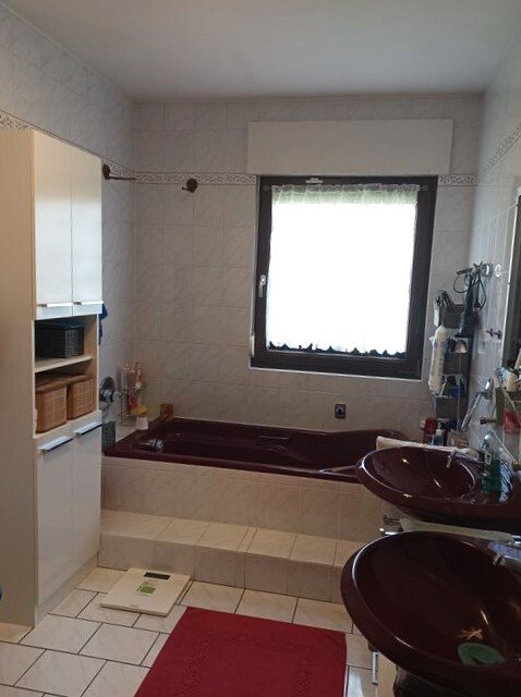 Bad mit Fenster, Wanne und Dusche Bad mit Fenster, Wanne und Dusche