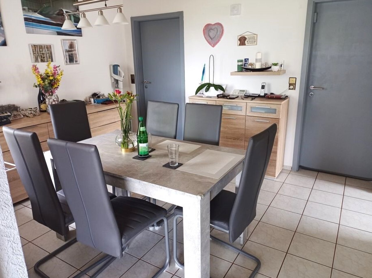 Esszimmer mit Blick und Zugang zum grünen Garten Esszimmer mit Blick und Zugang zum grünen Garten