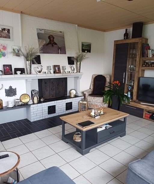 Wohnzimmer mit Kamin und Zugang zum Garten Wohnzimmer mit Kamin und Zugang zum Garten