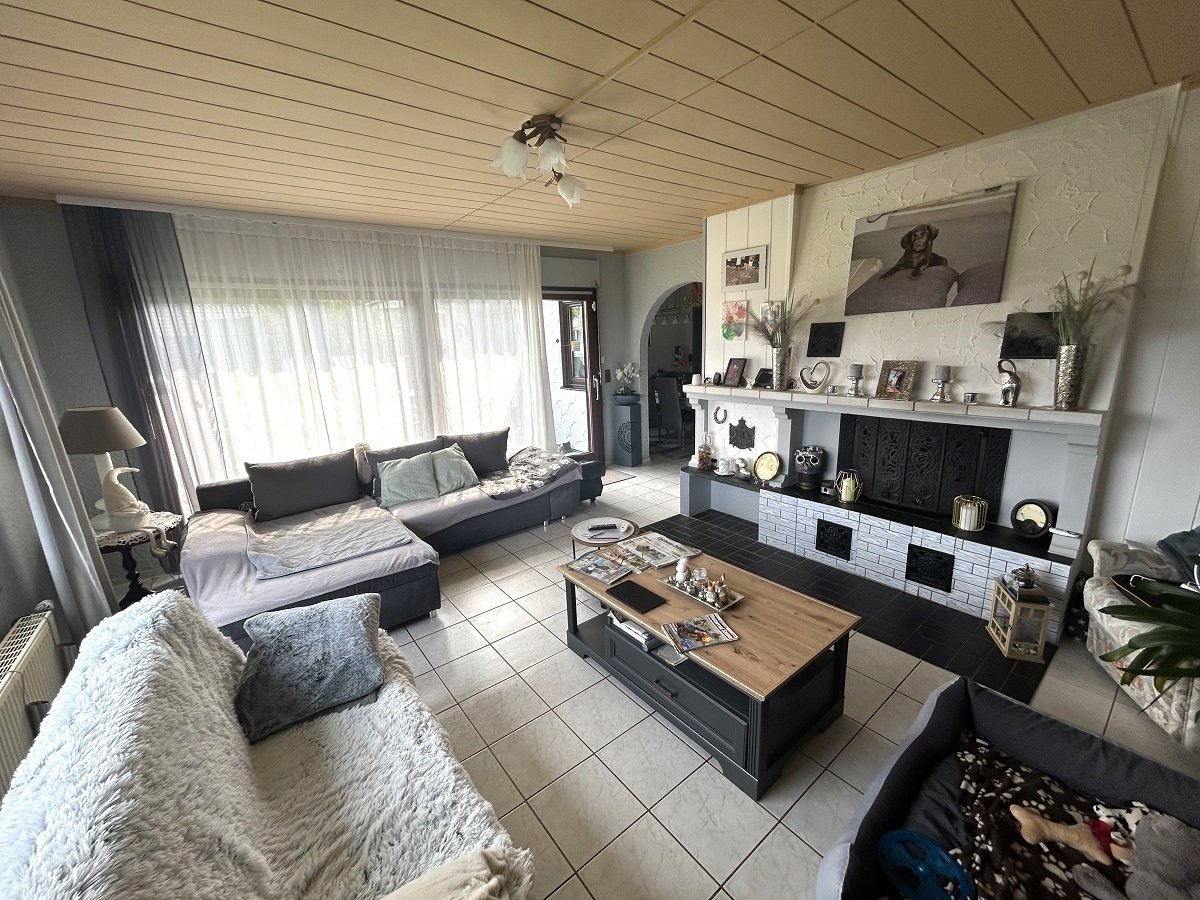 Wohnzimmer mit Kamin offen zum Esszimmer Wohnzimmer mit Kamin offen zum Esszimmer