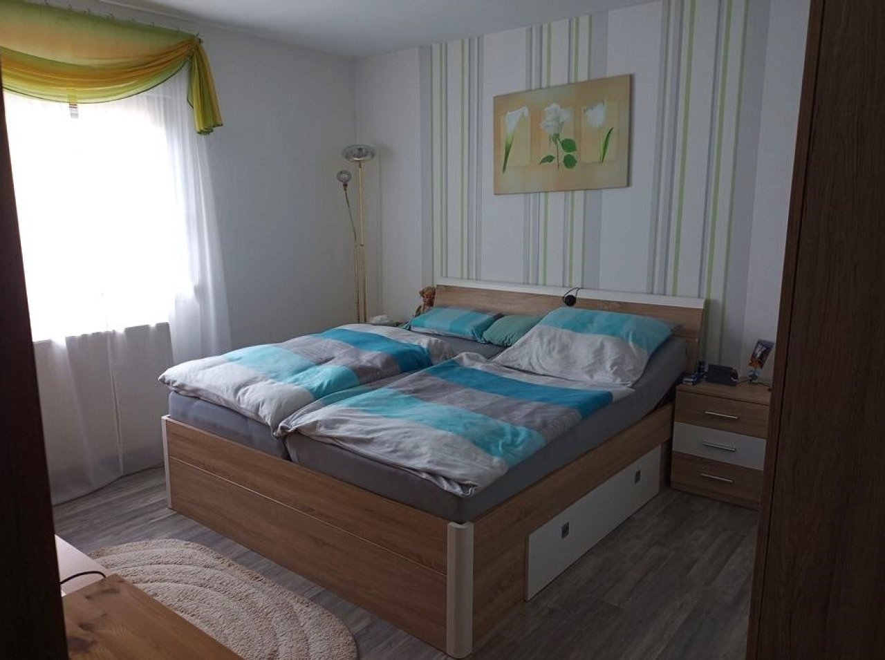 großes Schlafzimmer mit Blick ins Grüne großes Schlafzimmer mit Blick ins Grüne