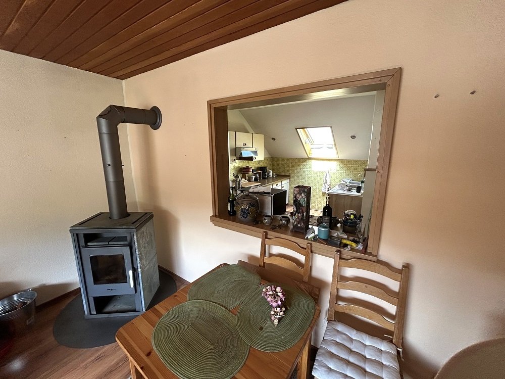 großes Wohnzimmer im 2.OG/DG mit Kaminofen großes Wohnzimmer im 2.OG/DG mit Kaminofen