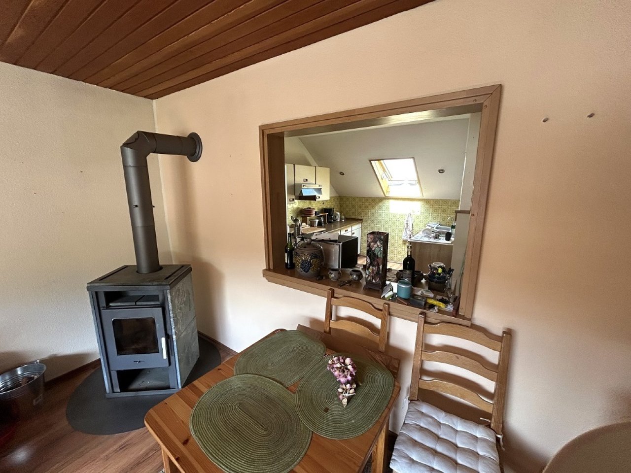 großes Wohnzimmer im 2.OG/DG mit Kaminofen großes Wohnzimmer im 2.OG/DG mit Kaminofen