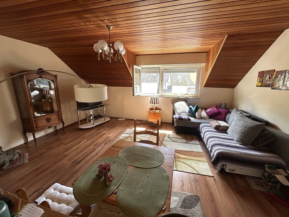 Wohnzimmer im 2. OG/DG mit rd. 21 qm Wohnzimmer im 2. OG/DG mit rd. 21 qm