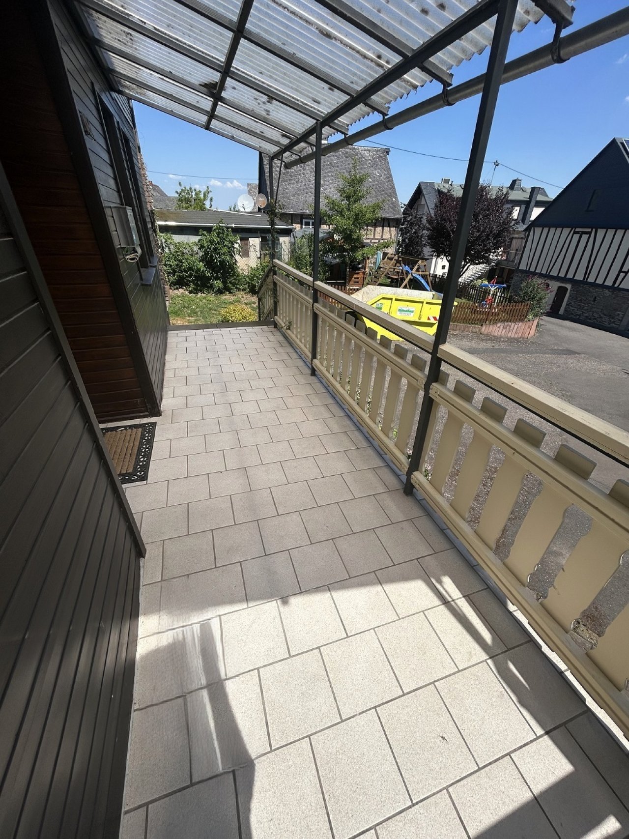 überdachte Terrasse zum Hof in 