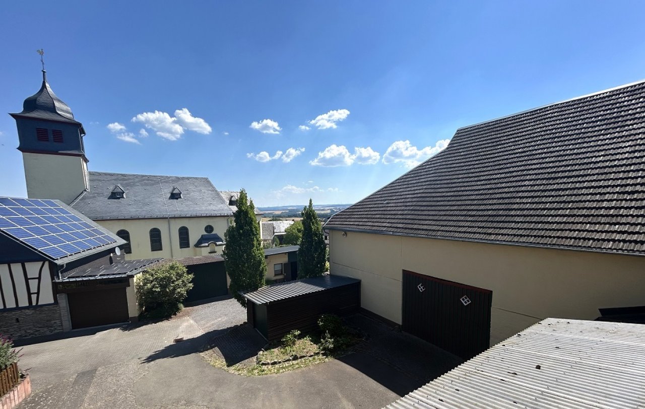 Scheune und Teil des Hofes (vorne)