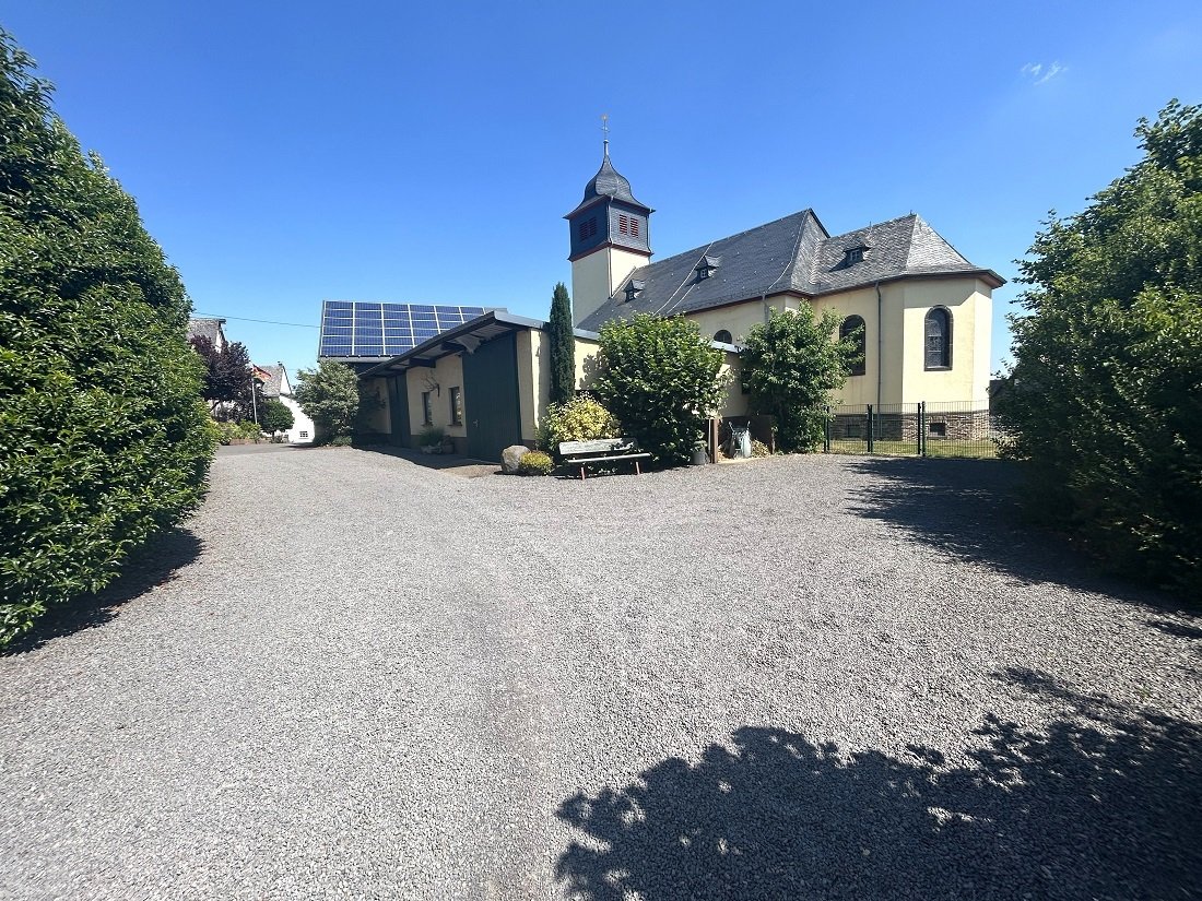 rechts die Garagen und Nutzräume rechts die Garagen und Nutzräume