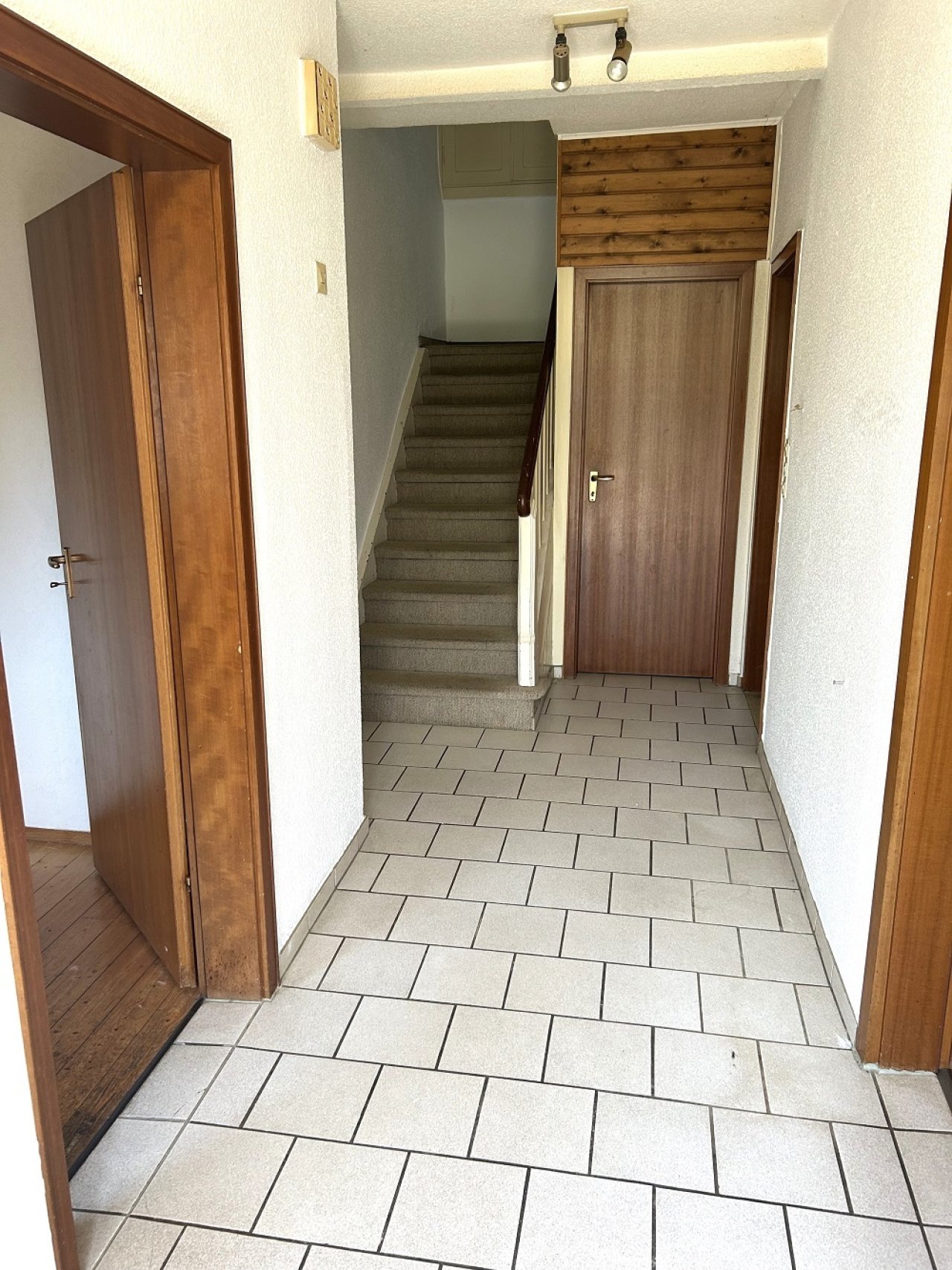 Eingang Flur über Terrasse im Hof 