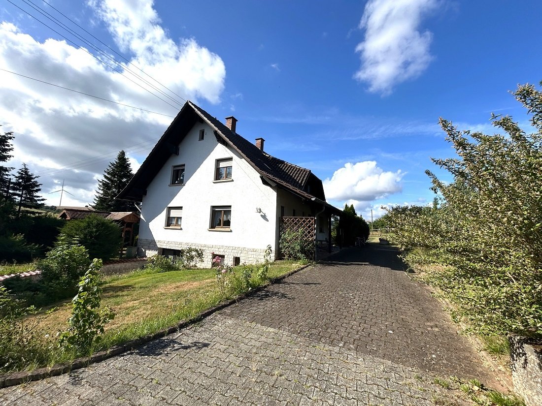 Haupthaus Bj. 1961 / Haus 2 Einfahrt Haupthaus Bj. 1961 / Haus 2 Einfahrt