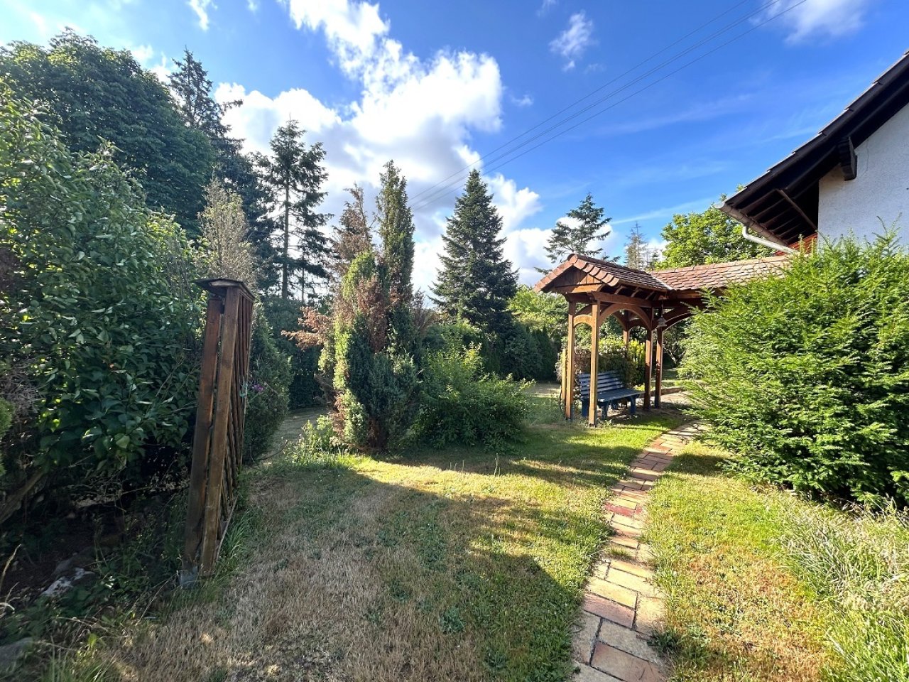 wunderschöner Garten um die Häuser
