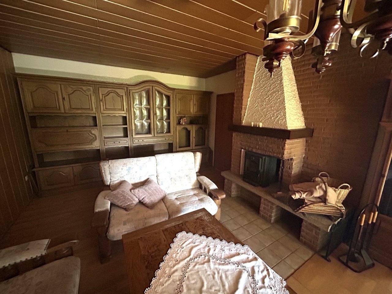 Wohnzimmer mit großen Fenster und Zugang Terrasse