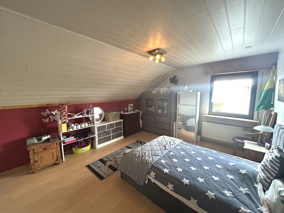 zwei Schlafzimmer im DG (18,5 qm u. 13 qm) zwei Schlafzimmer im DG (18,5 qm u. 13 qm)