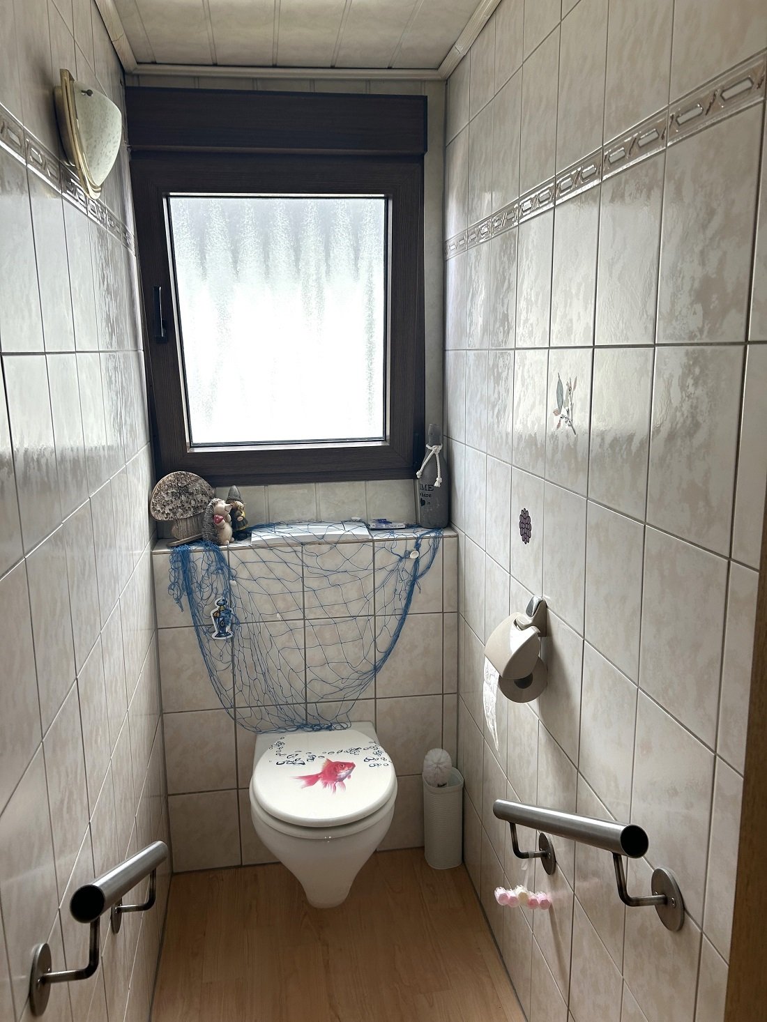 Separates WC mit Fenster (DG) Separates WC mit Fenster (DG)