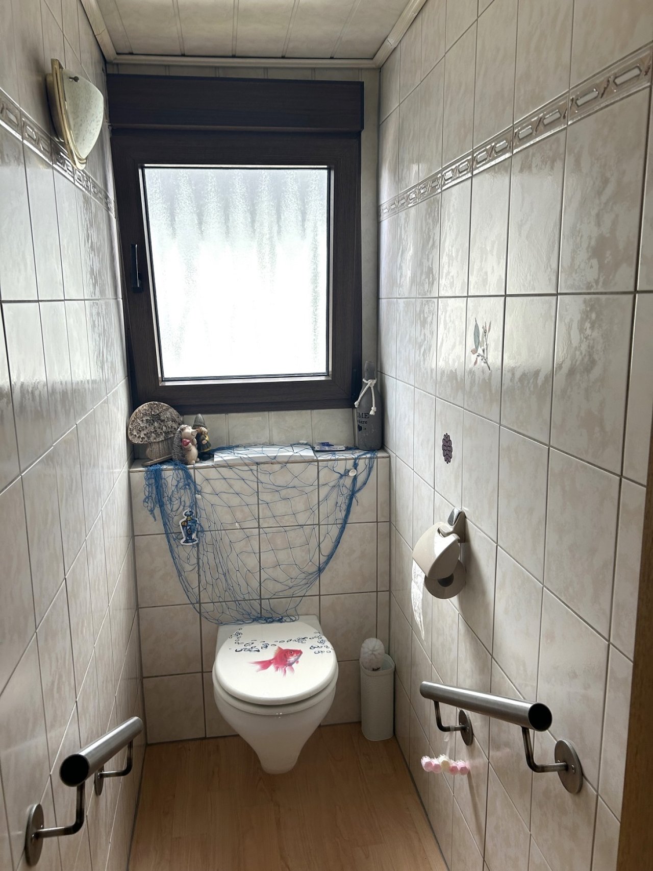 Separates WC mit Fenster (DG) Separates WC mit Fenster (DG)