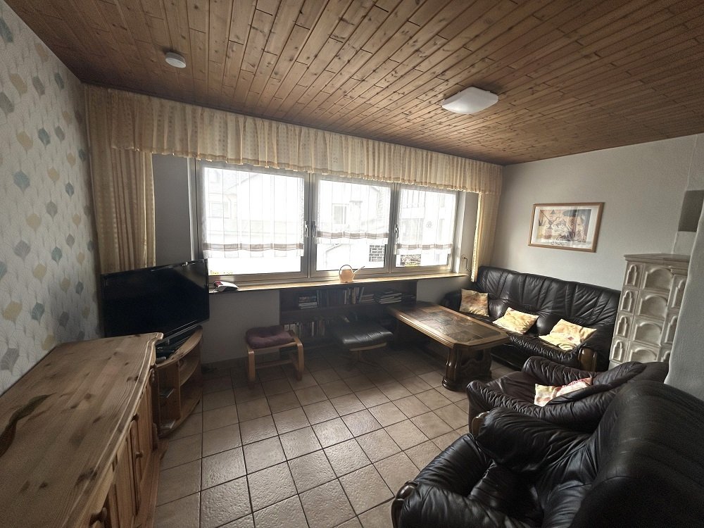 Wohnzimmer mit Kachelkaminofen rd. 14,4 qm (EG) Wohnzimmer mit Kachelkaminofen rd. 14,4 qm (EG)