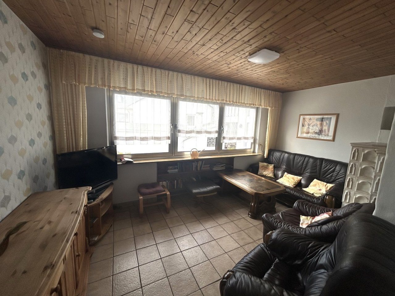 Wohnzimmer mit Kachelkaminofen rd. 14,4 qm (EG) Wohnzimmer mit Kachelkaminofen rd. 14,4 qm (EG)