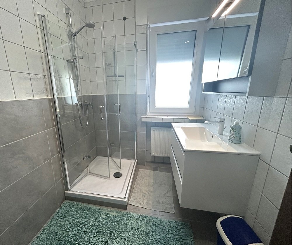 helles, freundliches Bad, EG mit Fenster, WC separat helles, freundliches Bad, EG mit Fenster, WC separat