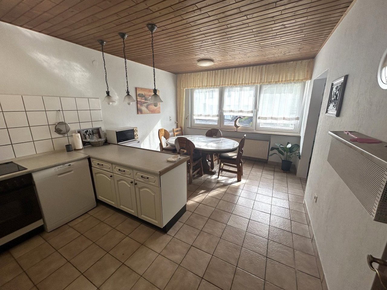 große helle Küche ca. 18,8 qm (EG) große helle Küche ca. 18,8 qm (EG)