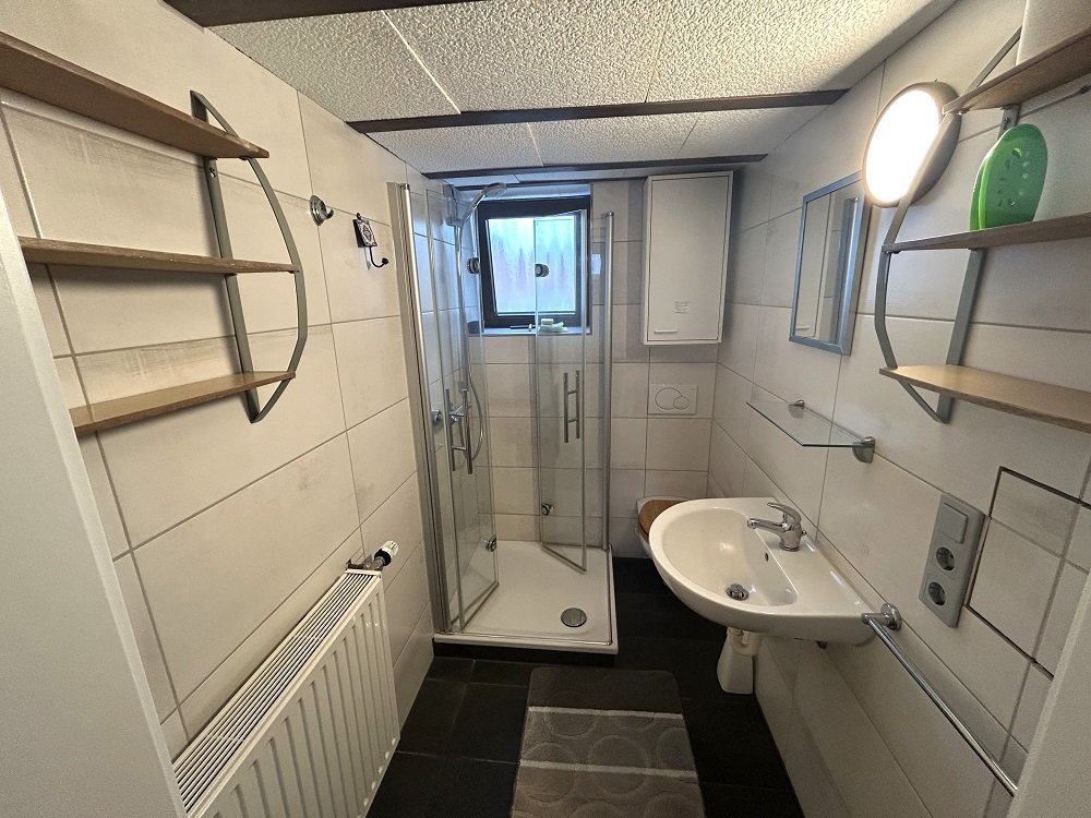 Bad mit Fenster und Dusche und WC im Souterain Bad mit Fenster und Dusche und WC im Souterain