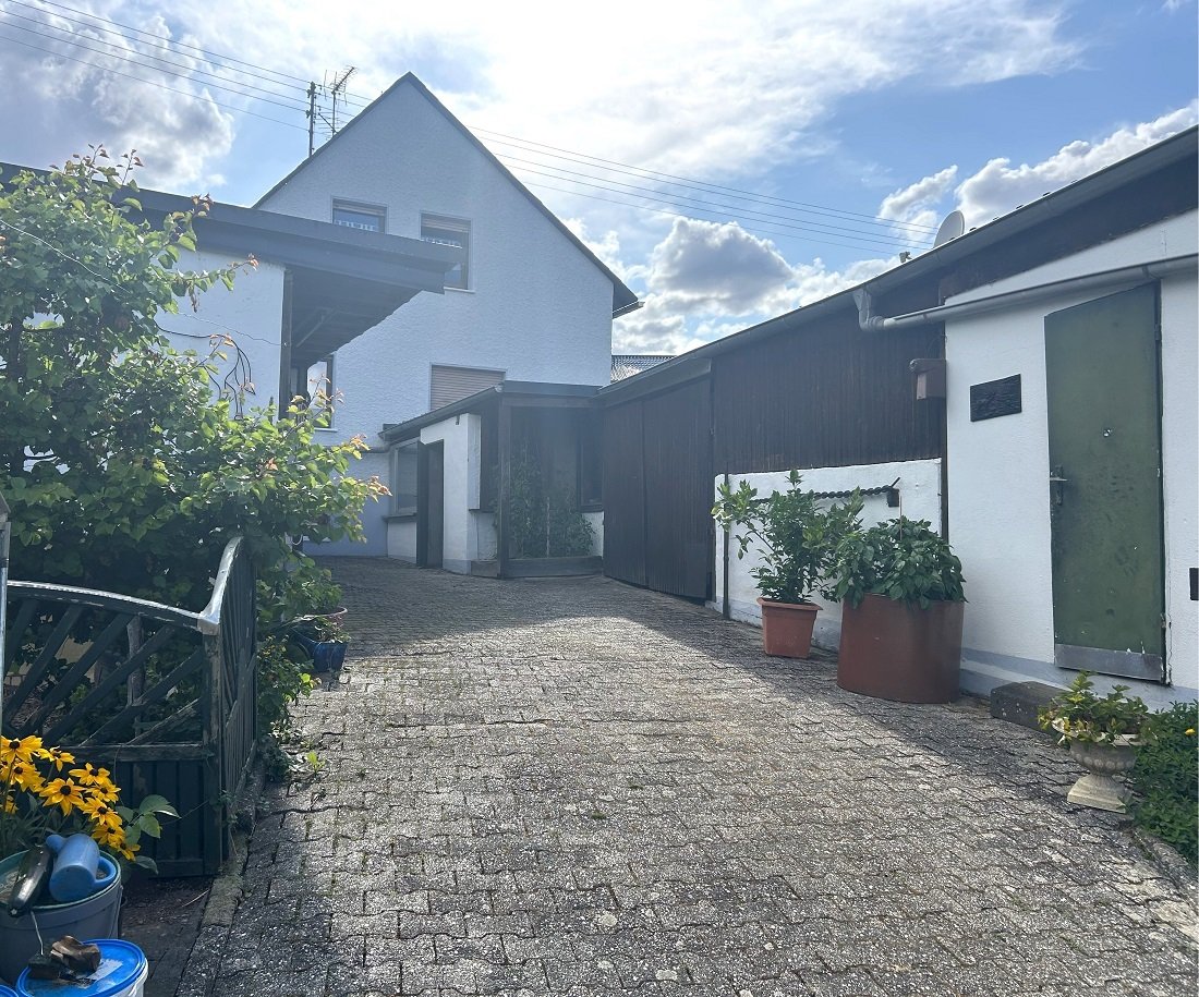 die Scheunen hinter dem Haus die Scheunen hinter dem Haus
