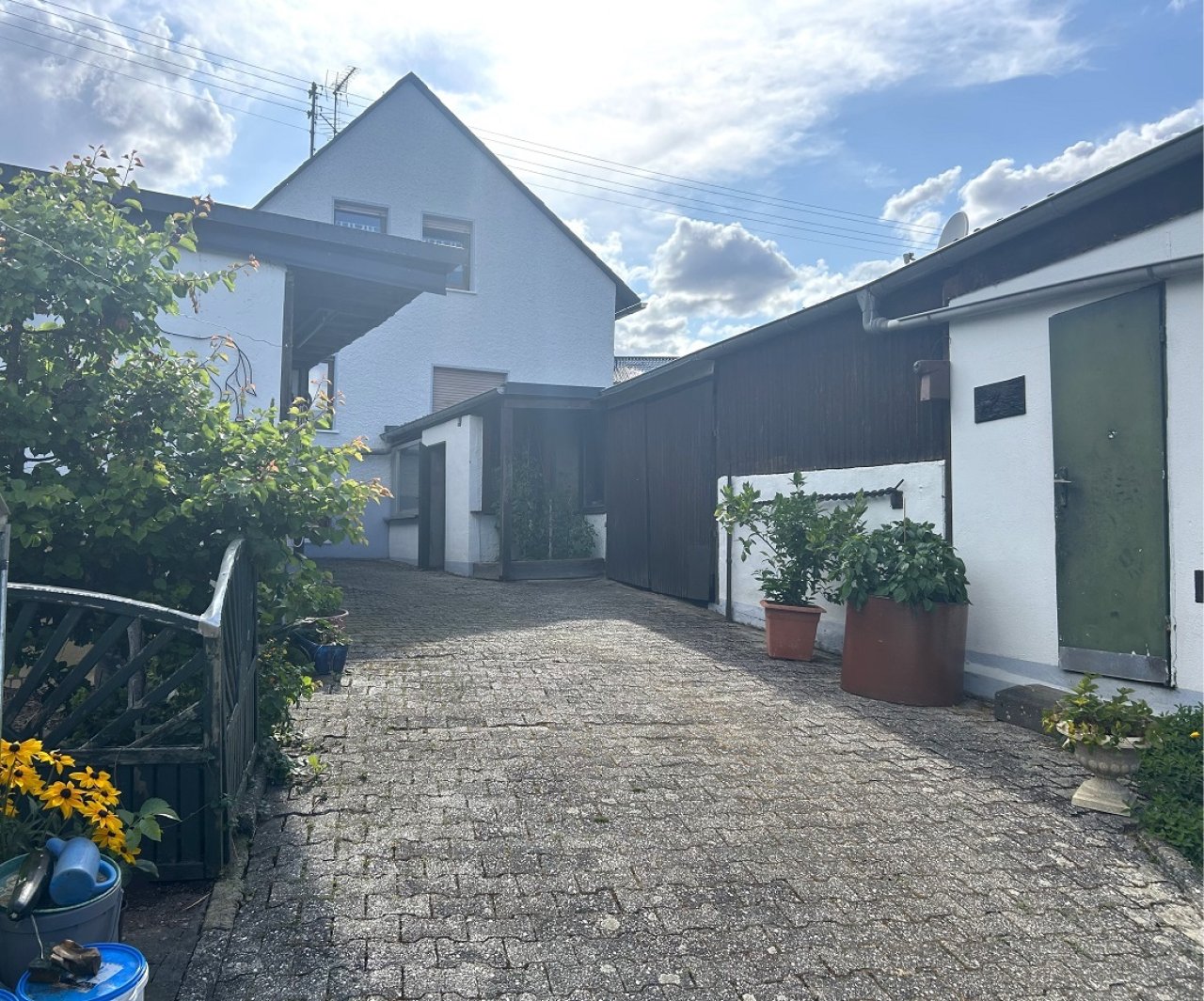 die Scheunen hinter dem Haus die Scheunen hinter dem Haus