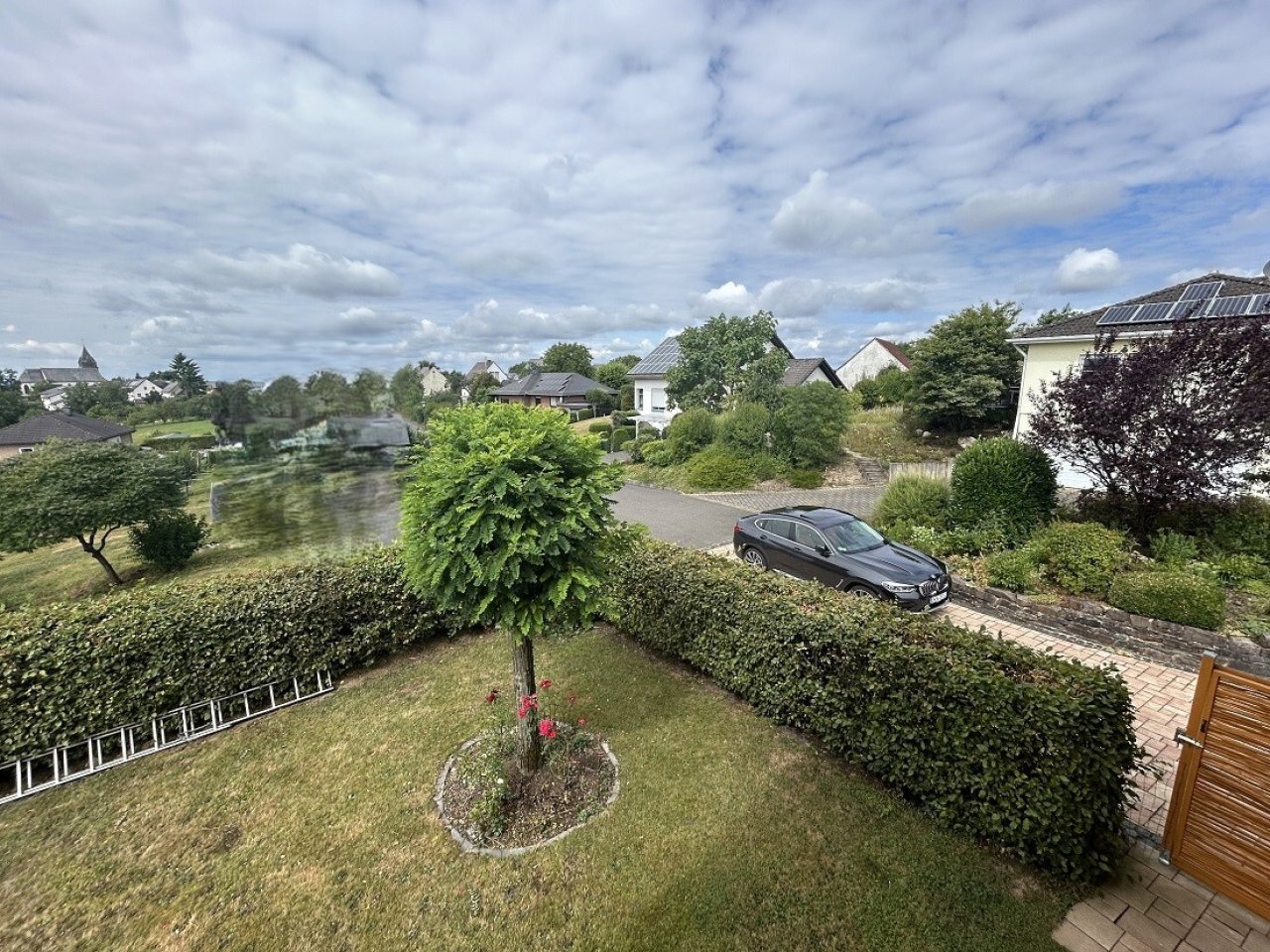 Blick auf dem OG in den vorderen Gartenbereich 