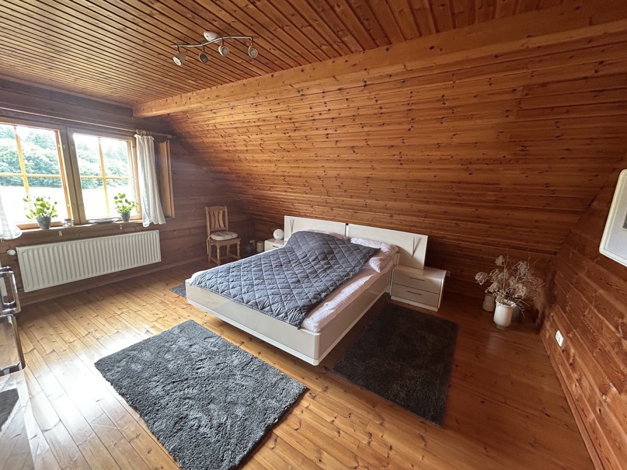 drei Zimmer im Obergeschoss 