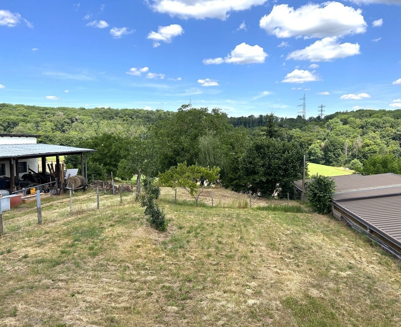der Garten hinter dem Haus direkter Zutang zu Wiesen der Garten hinter dem Haus direkter Zutang zu Wiesen