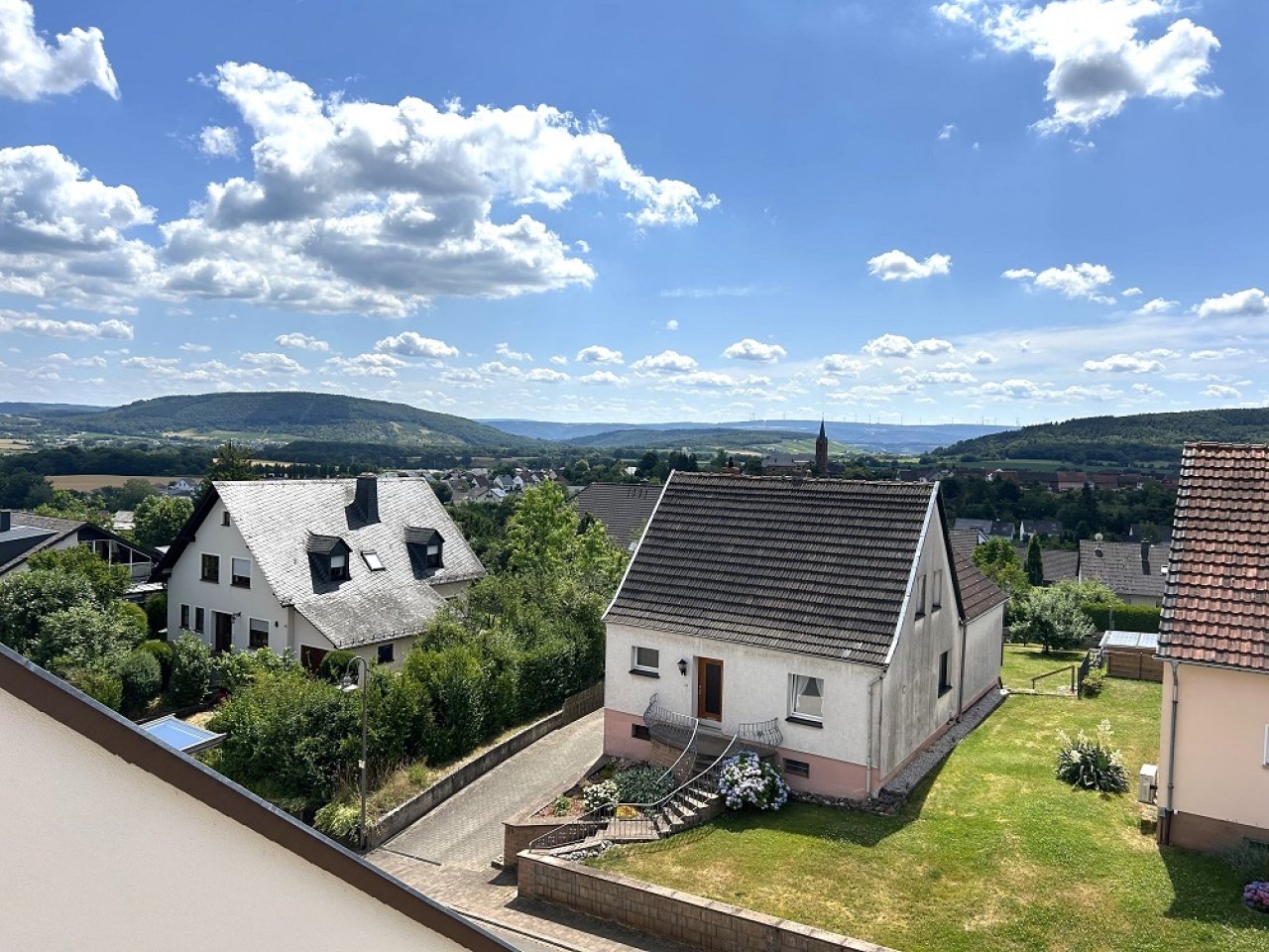 Blick nach vorne -Straßenseite- Blick nach vorne -Straßenseite-