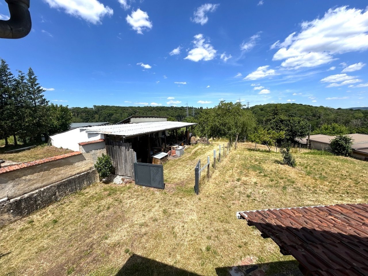Garten und Wiesen mit Scheunen für Tiere Garten und Wiesen mit Scheunen für Tiere