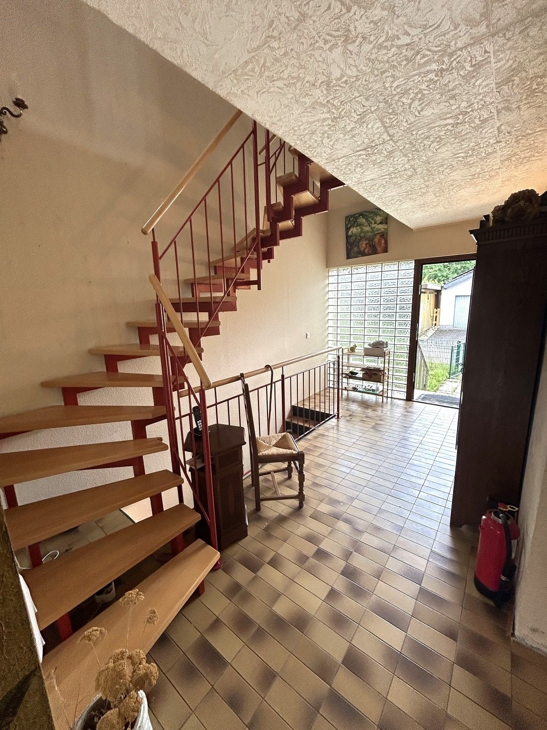 Der Eingangsbereich Treppe zum OG und zum Keller Der Eingangsbereich Treppe zum OG und zum Keller