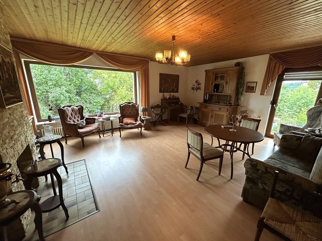 großes Wohnzimmer mit viel Licht großes Wohnzimmer mit viel Licht