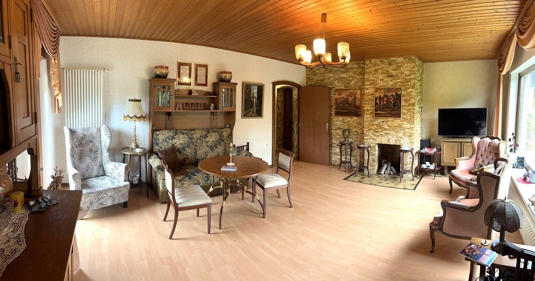 Wohnzimmer mit Kamin (funktionsfähig) Wohnzimmer mit Kamin (funktionsfähig)