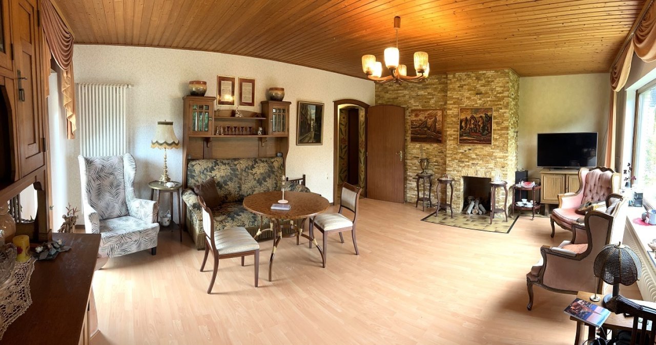 Wohnzimmer mit Kamin (funktionsfähig) Wohnzimmer mit Kamin (funktionsfähig)