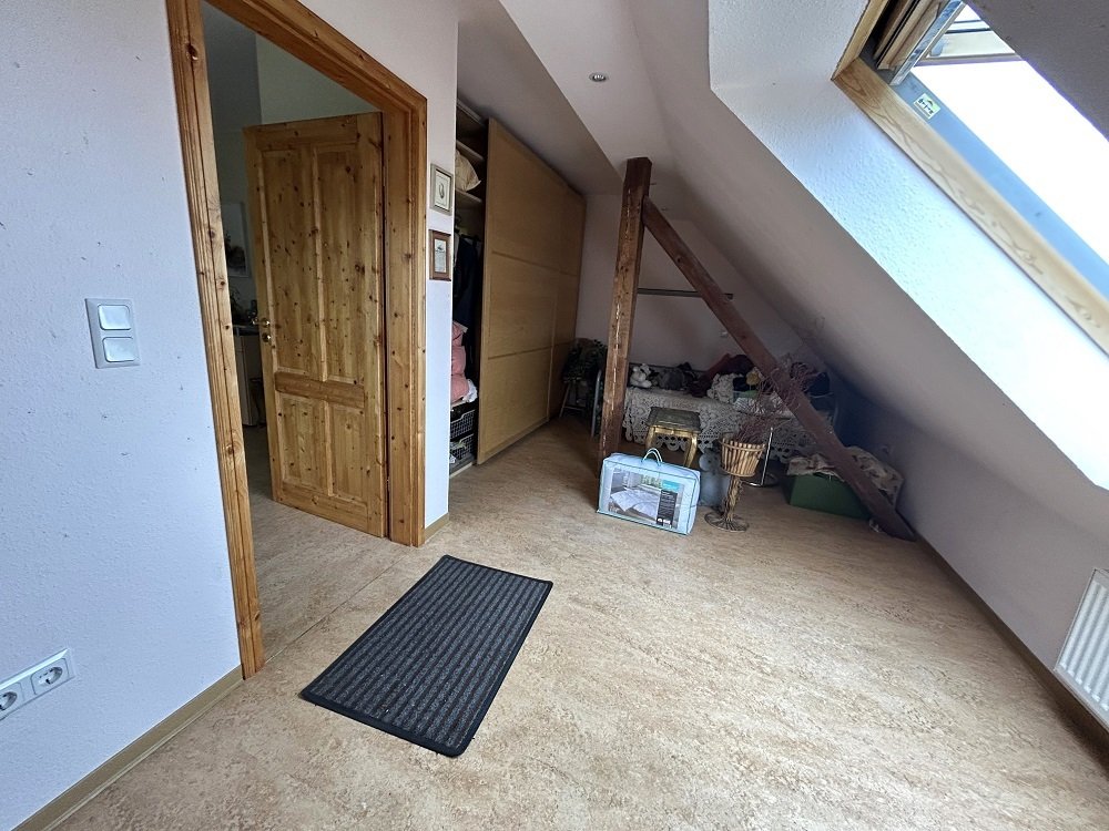 Zimmer 2 im OG mit großer Schrankwand Zimmer 2 im OG mit großer Schrankwand