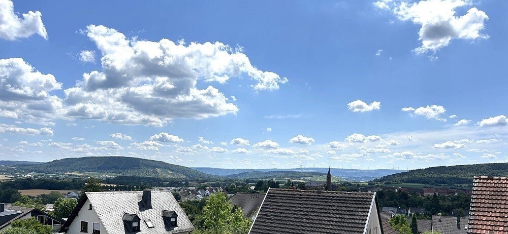 Blick vom DG zur Straßenseite (Weitsicht) Blick vom DG zur Straßenseite (Weitsicht)