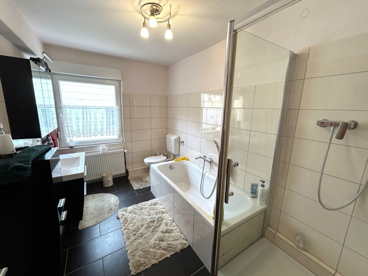 modernes Bad mit Dusche u. Wanne / Fenster (ca. 10 qm) modernes Bad mit Dusche u. Wanne / Fenster (ca. 10 qm)