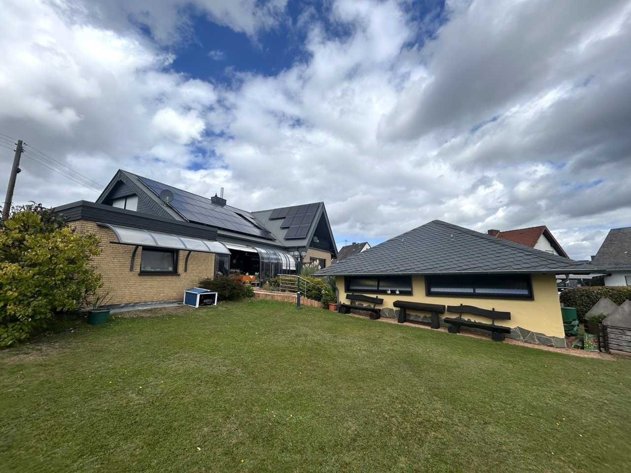 1.482 qm Grundst. (Photovoltaik auf Dach 9,98 kWp) 1.482 qm Grundst. (Photovoltaik auf Dach 9,98 kWp)