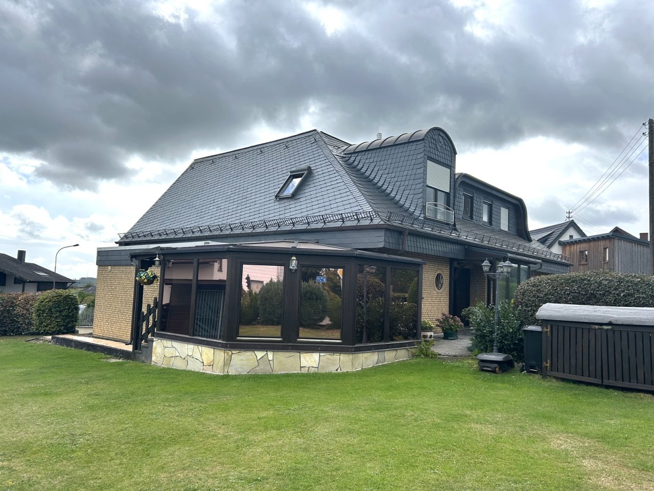 zwei gemütliche Wintergärten (hier vor der Küche) zwei gemütliche Wintergärten (hier vor der Küche)