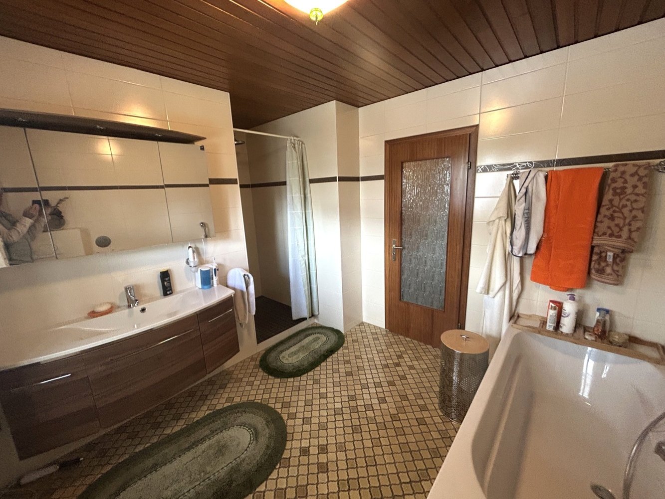 Bad im EG ca. 12,33 qm mit Dusche u. Wanne Bad im EG ca. 12,33 qm mit Dusche u. Wanne