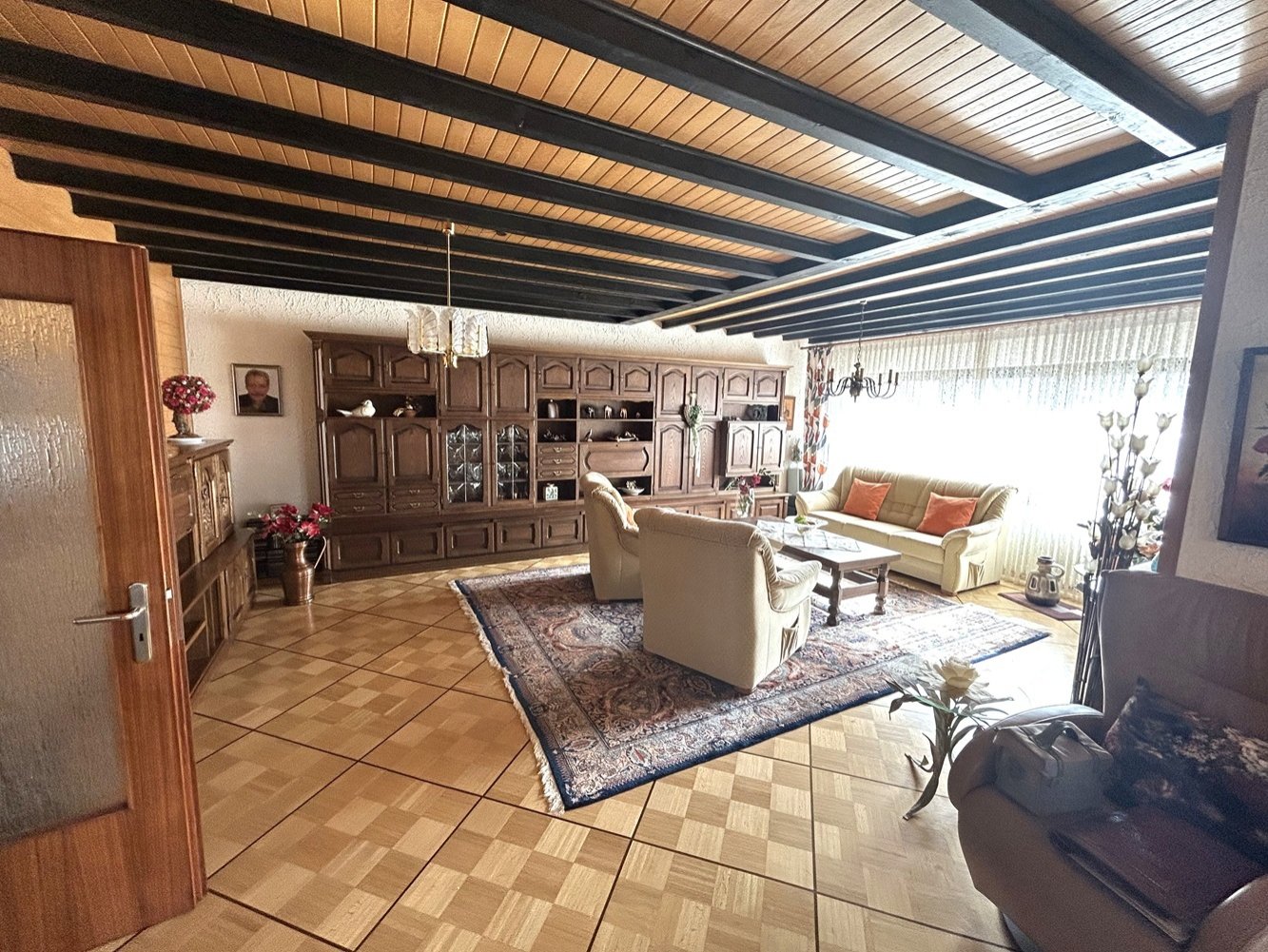 großes Wohnzimmer mit Kaminecke (53 qm) großes Wohnzimmer mit Kaminecke (53 qm)