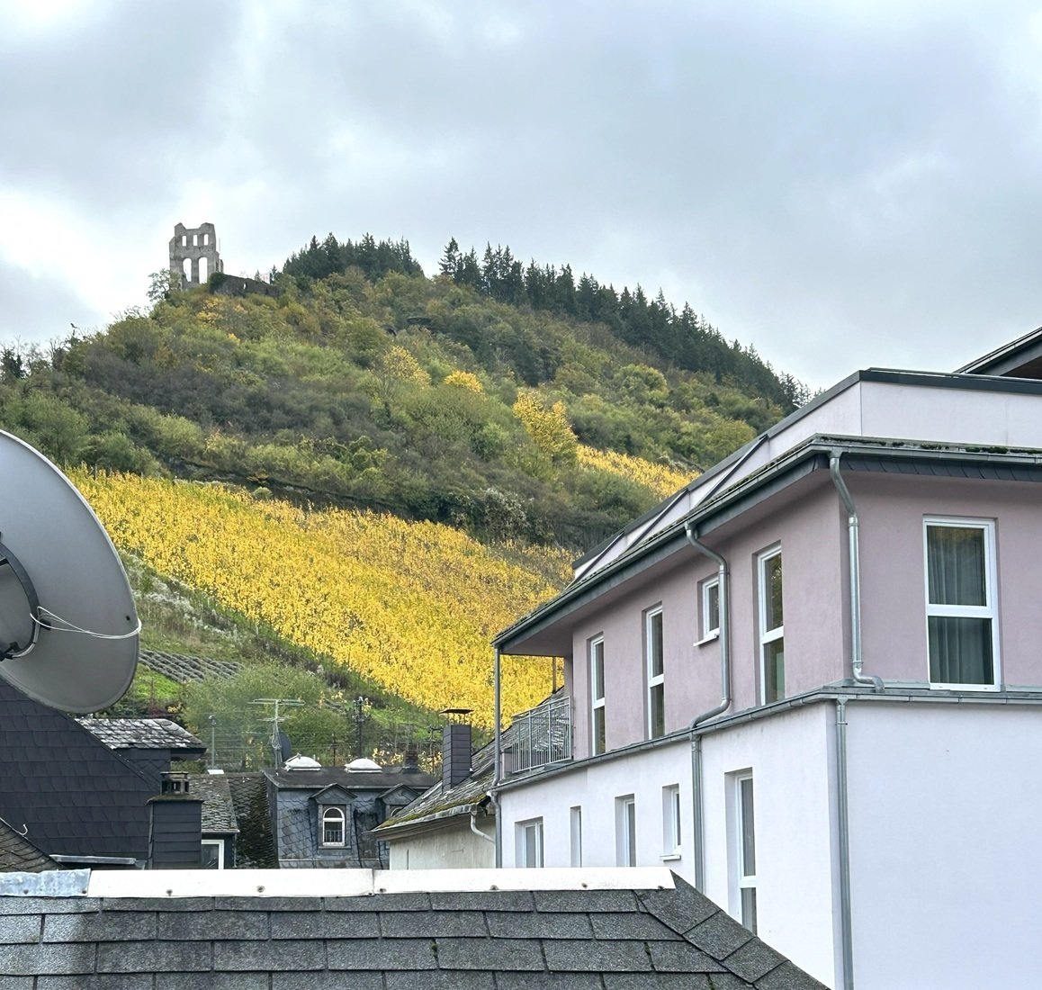 Sicht aus dem DG-Fenster, Grevenburg Traben-Trarbach Sicht aus dem DG-Fenster, Grevenburg Traben-Trarbach